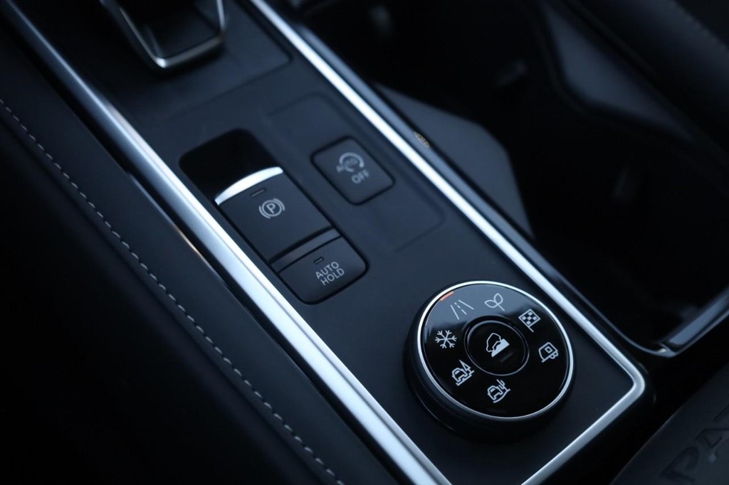 Nissan Pathfinder Vehicle Full-screen Gallery Image 18