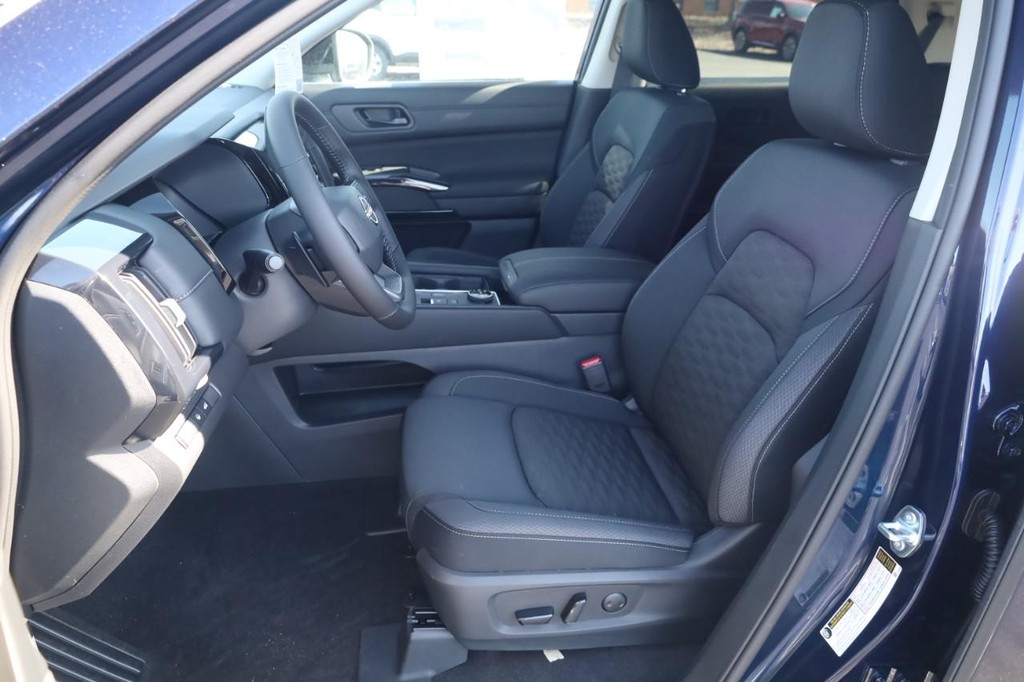 Nissan Pathfinder Vehicle Full-screen Gallery Image 19