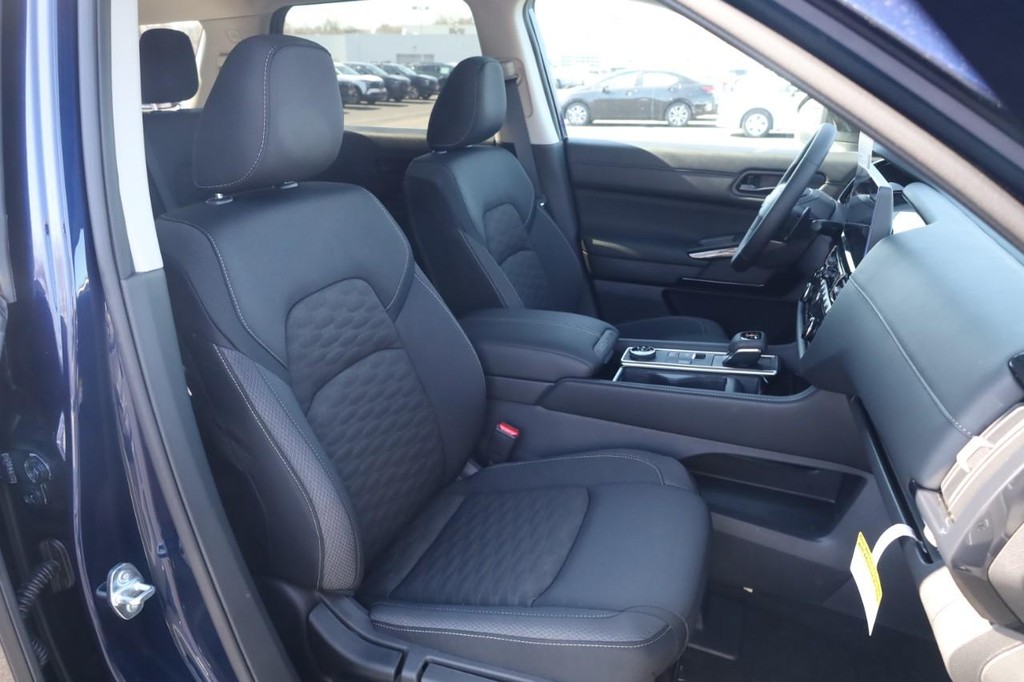 Nissan Pathfinder Vehicle Full-screen Gallery Image 20