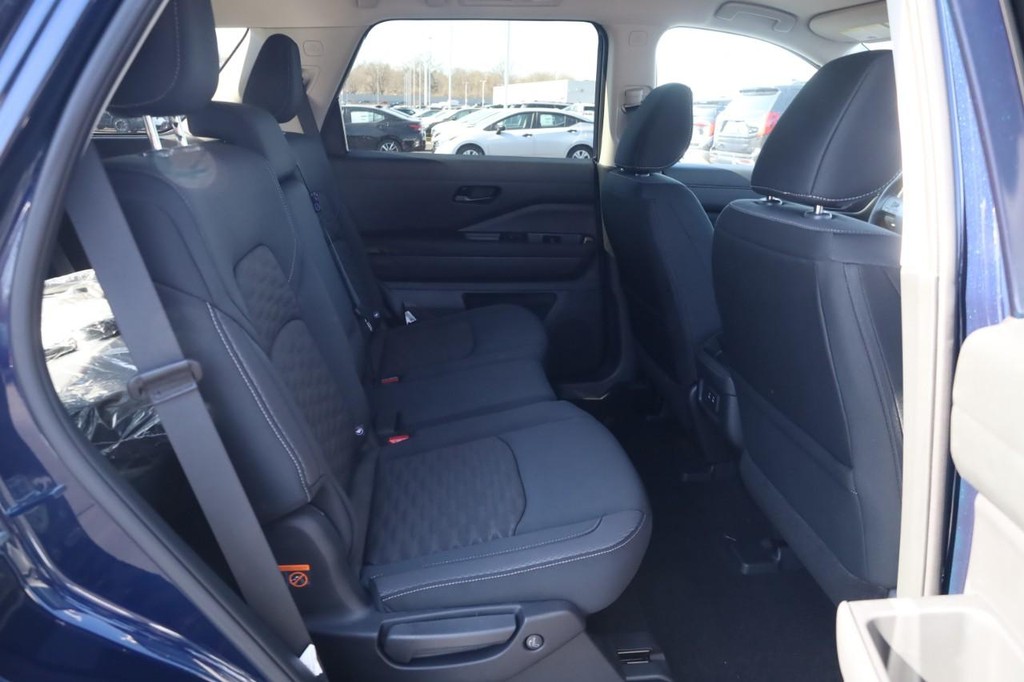 Nissan Pathfinder Vehicle Full-screen Gallery Image 21