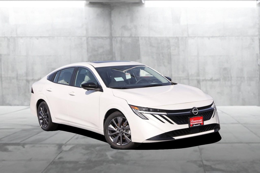 Nissan Sentra Vehicle Full-screen Gallery Image 2