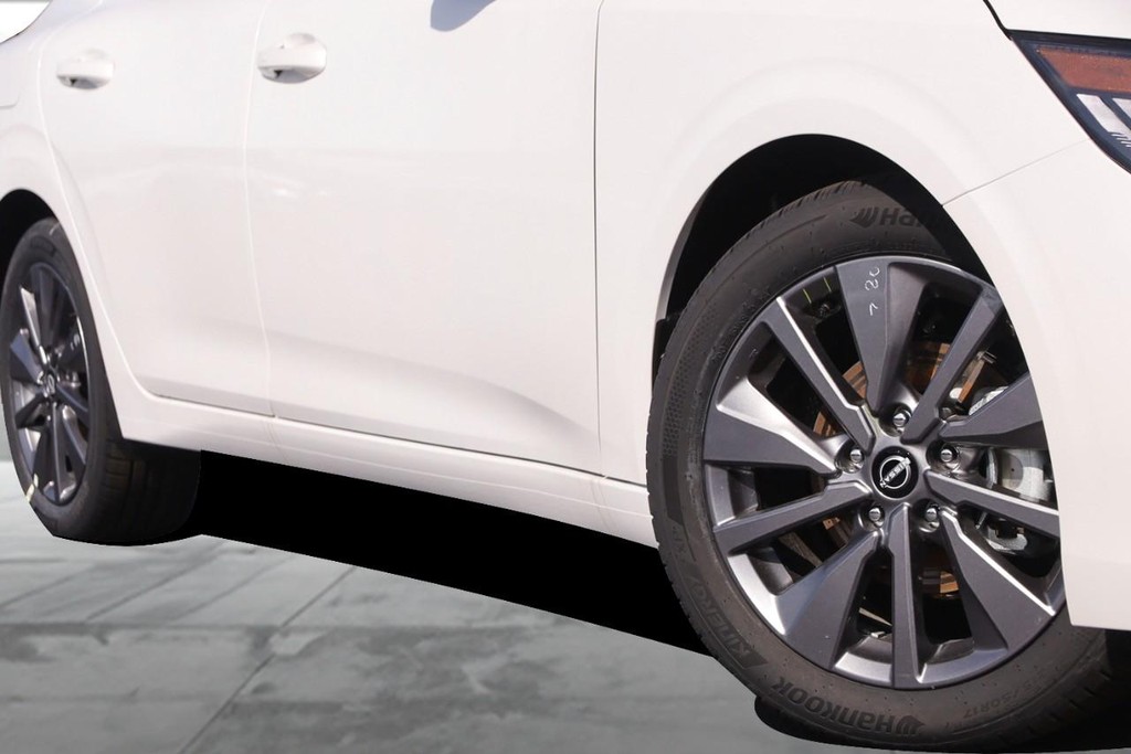 Nissan Sentra Vehicle Full-screen Gallery Image 3