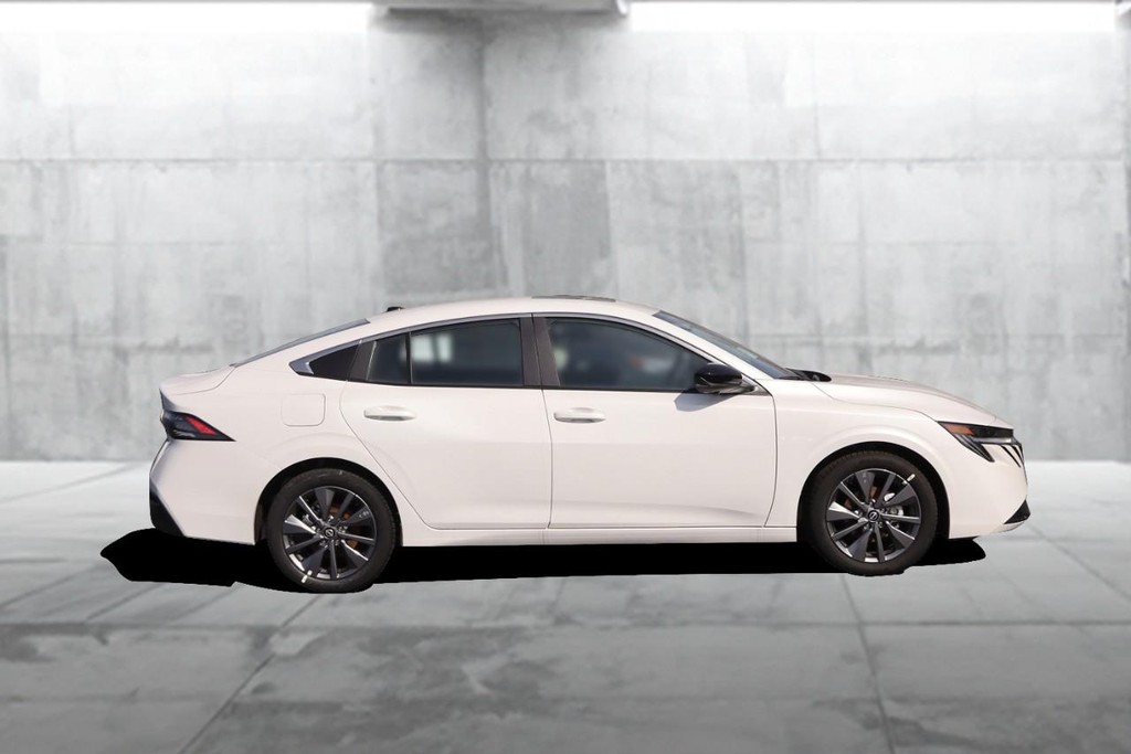 Nissan Sentra Vehicle Full-screen Gallery Image 5