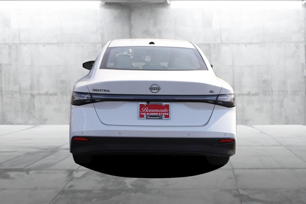 Nissan Sentra Vehicle Full-screen Gallery Image 6