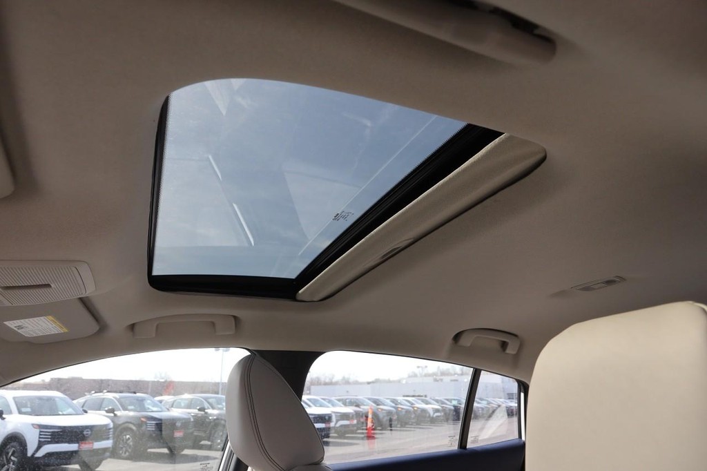 Nissan Sentra Vehicle Full-screen Gallery Image 8