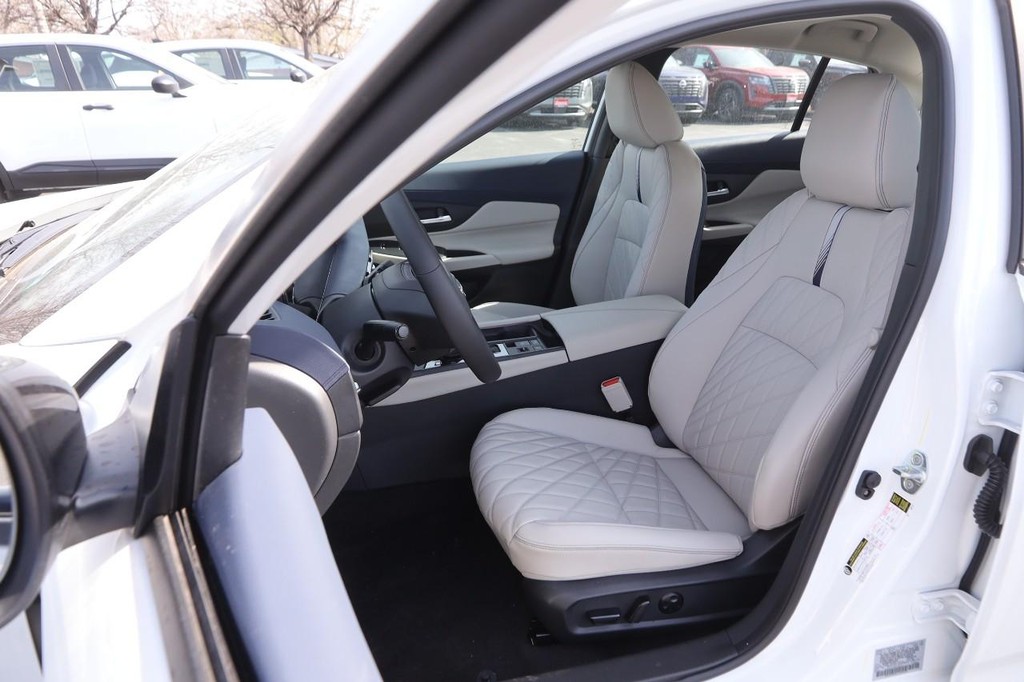 Nissan Sentra Vehicle Full-screen Gallery Image 9