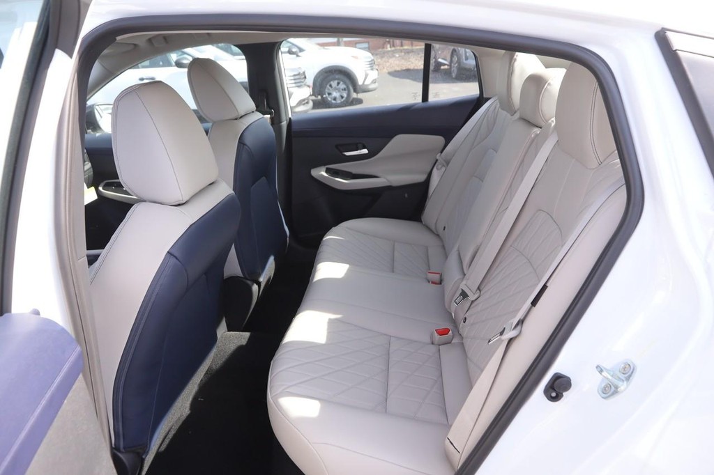 Nissan Sentra Vehicle Full-screen Gallery Image 10