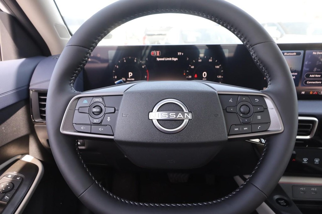 Nissan Sentra Vehicle Full-screen Gallery Image 11