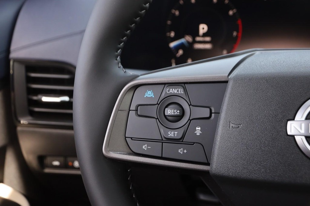 Nissan Sentra Vehicle Full-screen Gallery Image 12