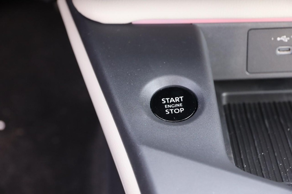 Nissan Sentra Vehicle Full-screen Gallery Image 15