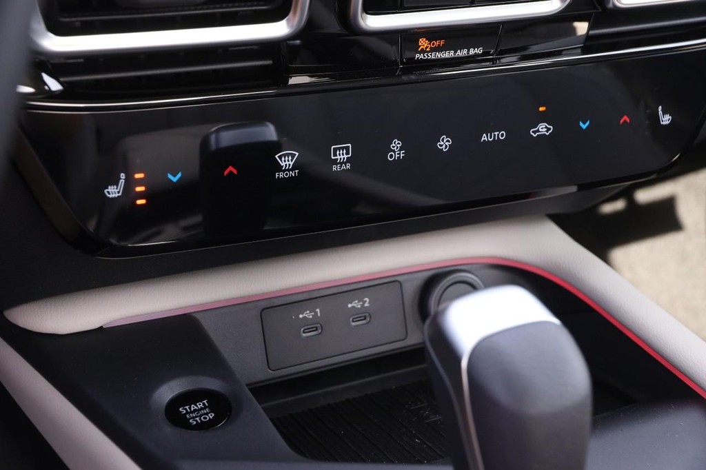 Nissan Sentra Vehicle Full-screen Gallery Image 18