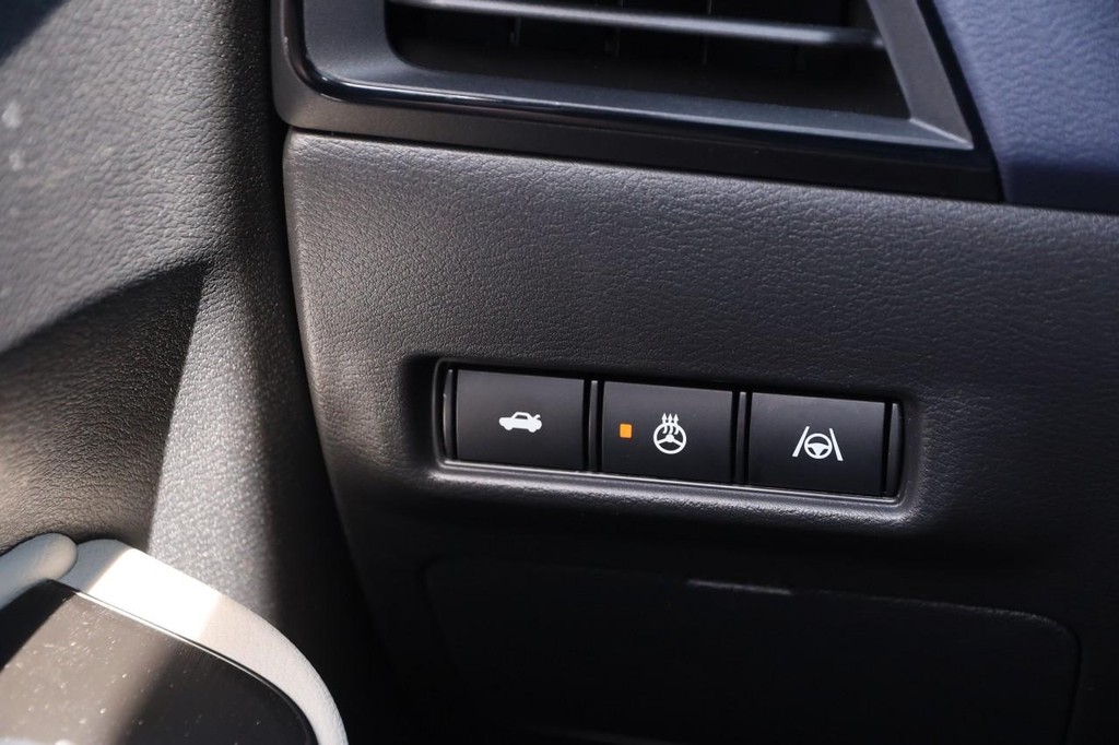 Nissan Sentra Vehicle Full-screen Gallery Image 20