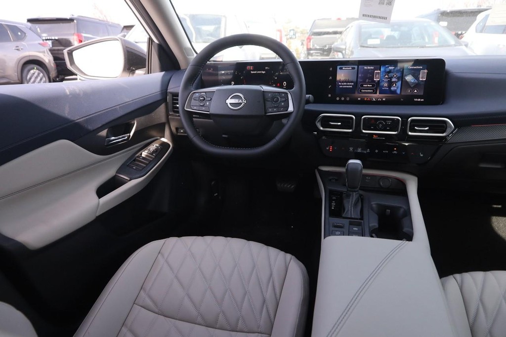 Nissan Sentra Vehicle Full-screen Gallery Image 22