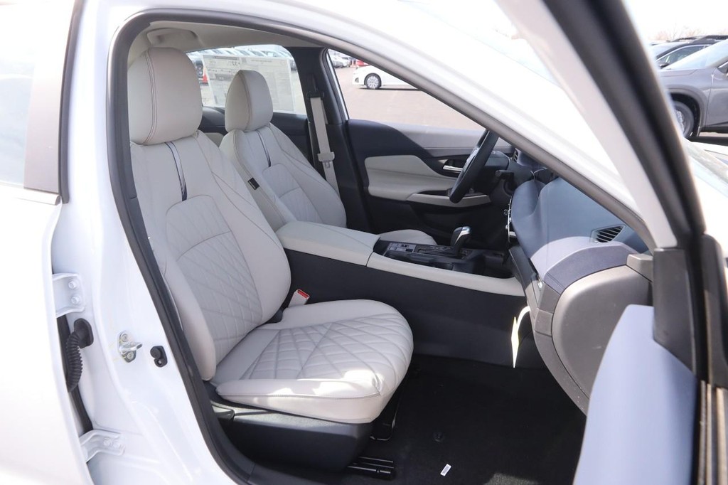 Nissan Sentra Vehicle Full-screen Gallery Image 26