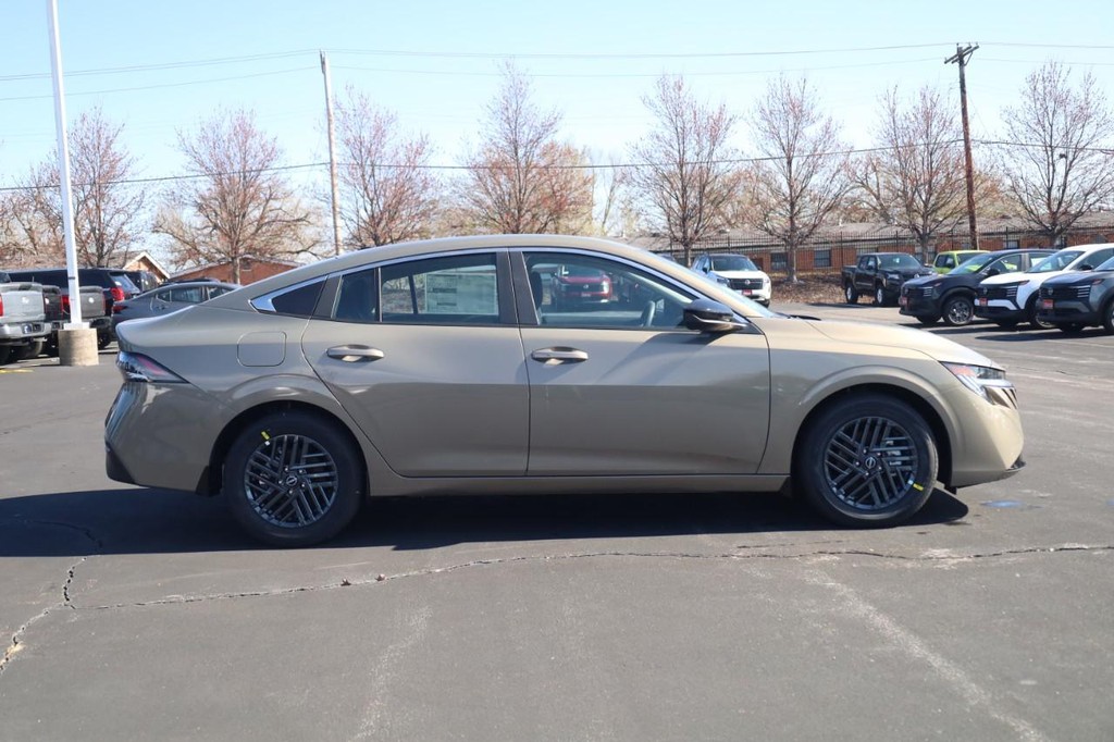 Nissan Sentra Vehicle Full-screen Gallery Image 4