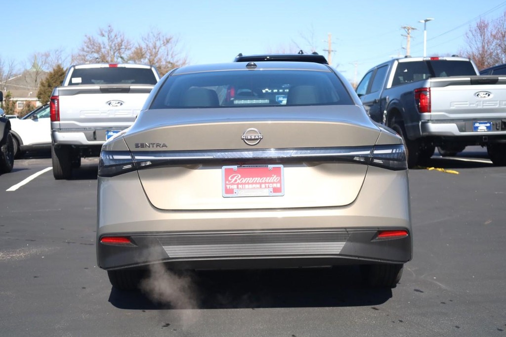 Nissan Sentra Vehicle Full-screen Gallery Image 5