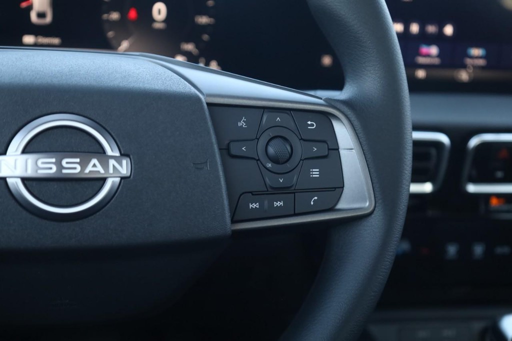 Nissan Sentra Vehicle Full-screen Gallery Image 8