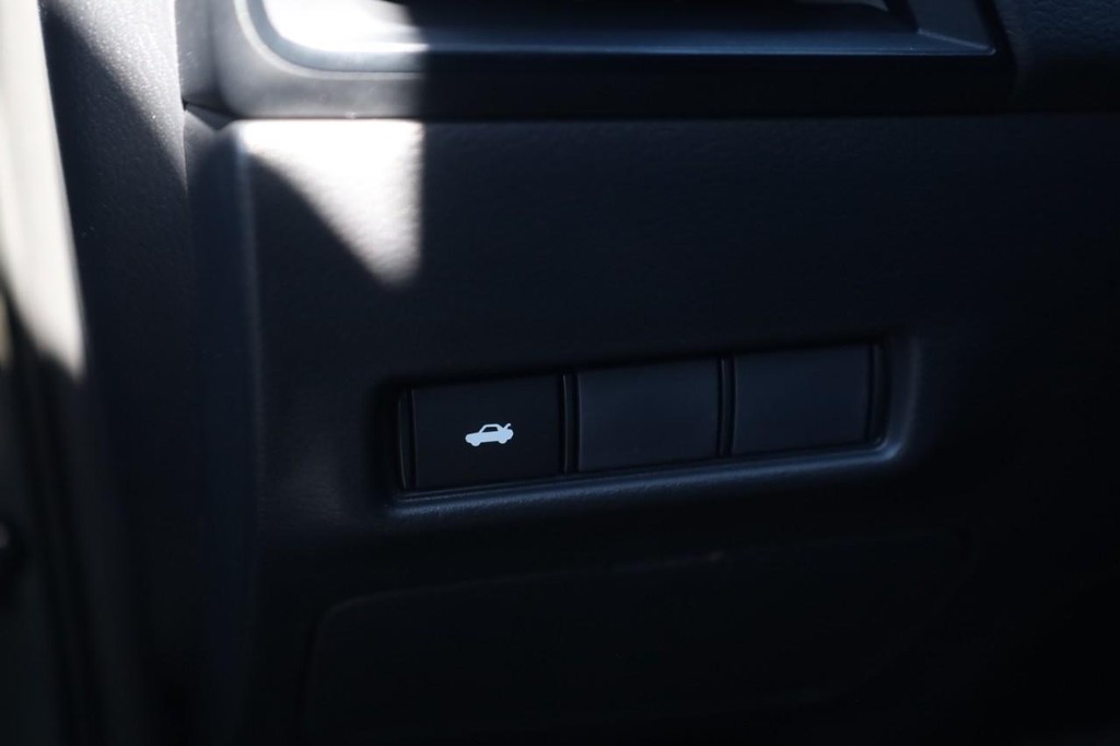 Nissan Sentra Vehicle Full-screen Gallery Image 11