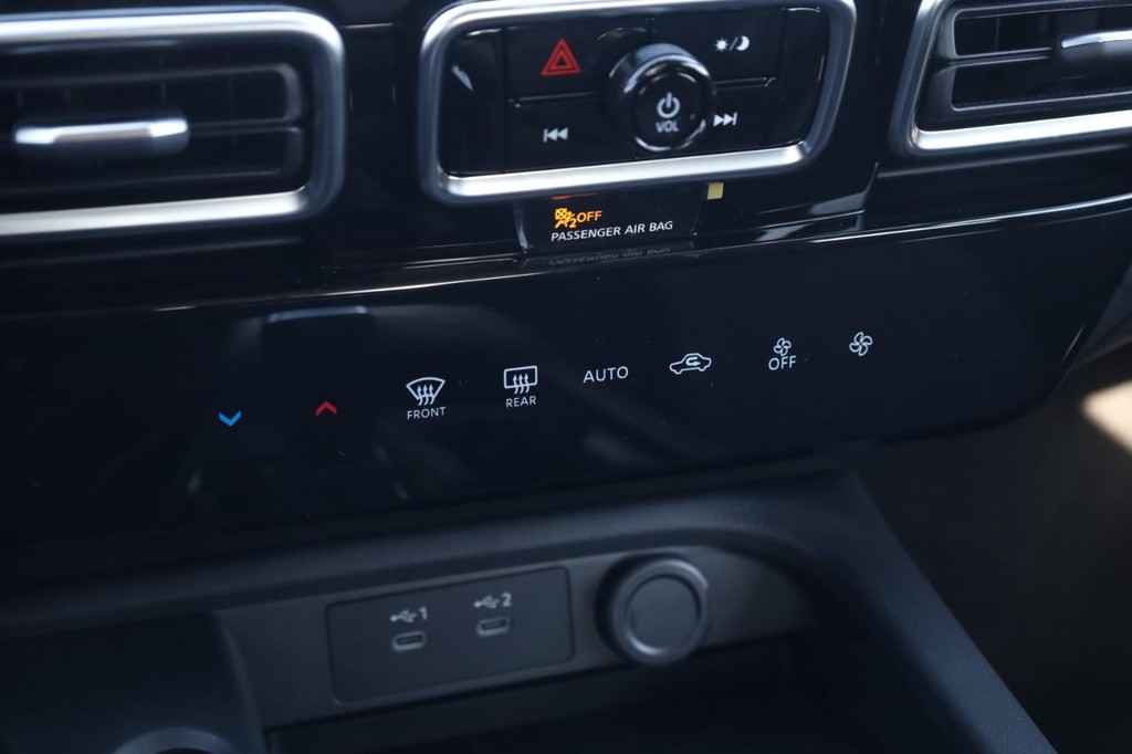 Nissan Sentra Vehicle Full-screen Gallery Image 15