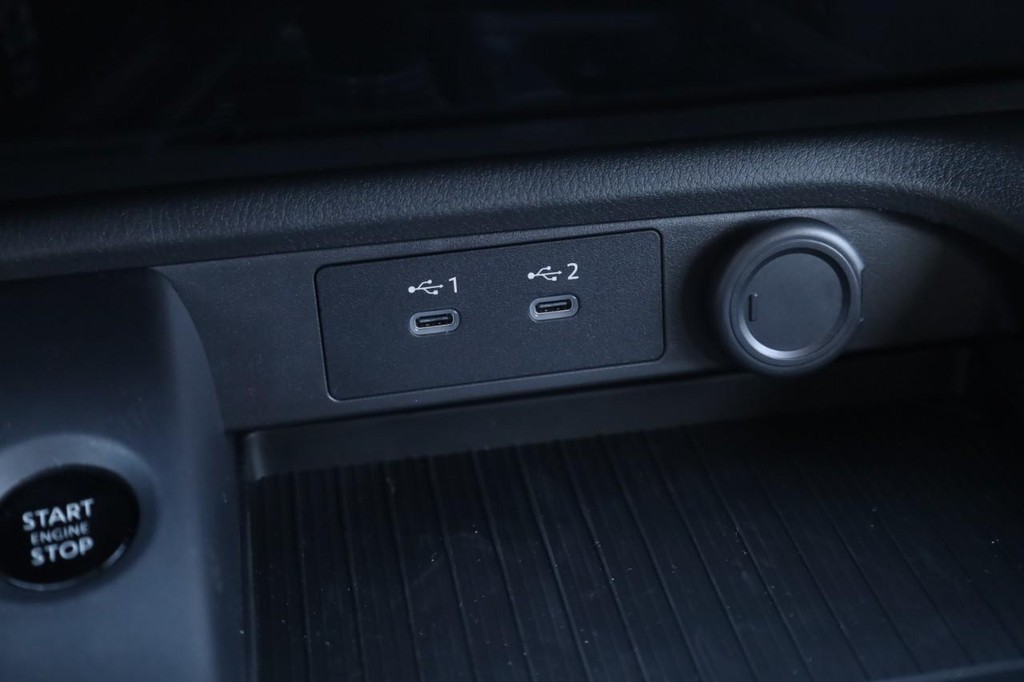 Nissan Sentra Vehicle Full-screen Gallery Image 16