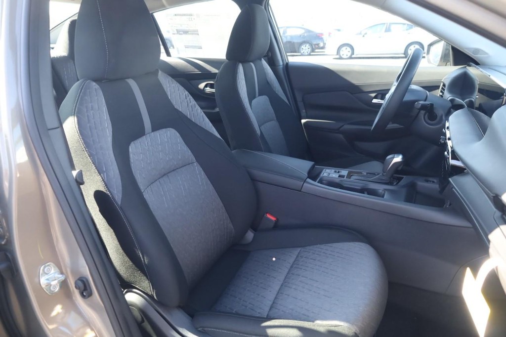 Nissan Sentra Vehicle Full-screen Gallery Image 19