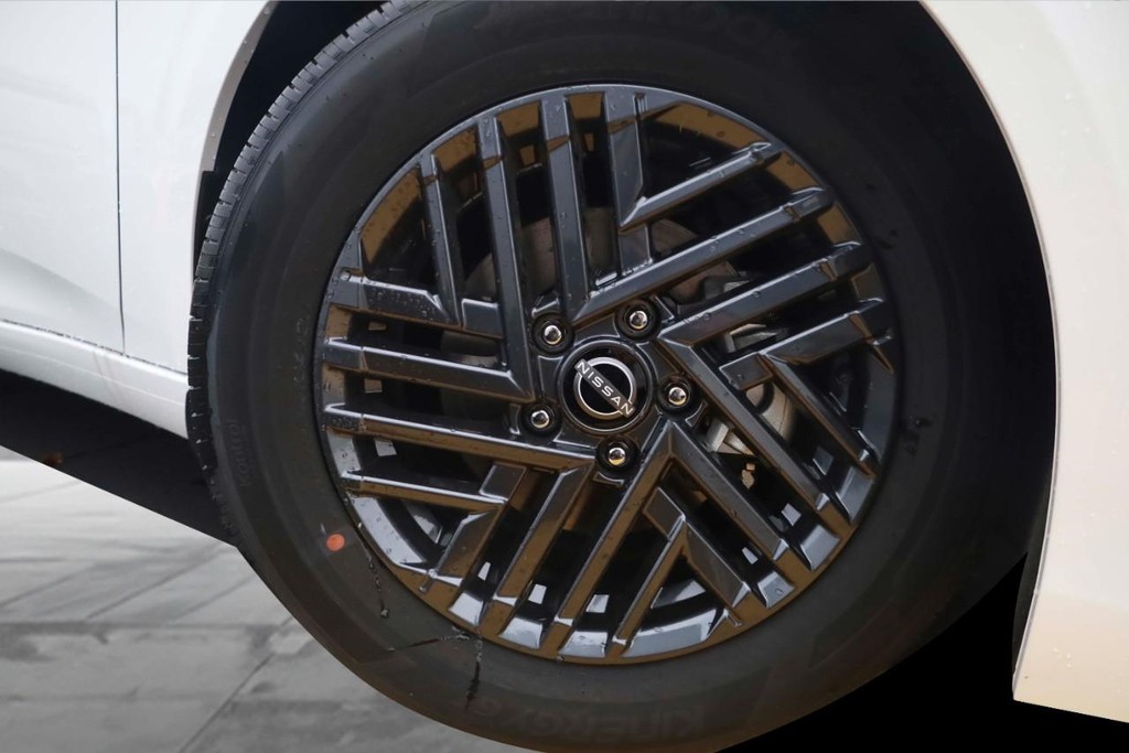 Nissan Sentra Vehicle Image 03