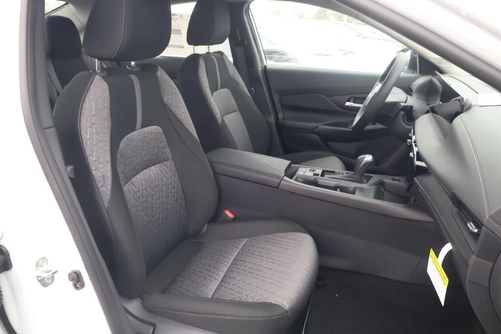 Nissan Sentra Vehicle Image 21