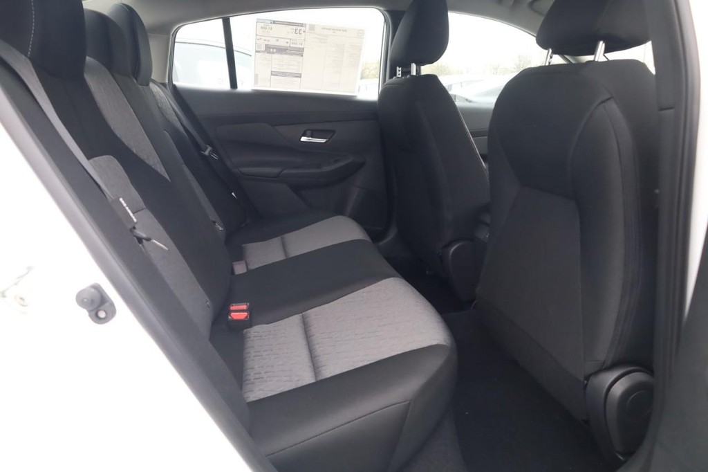 Nissan Sentra Vehicle Image 22