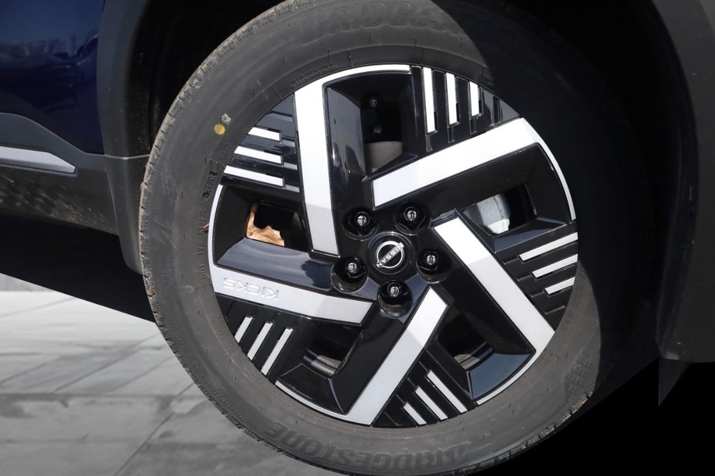 Nissan Kicks Vehicle Full-screen Gallery Image 3