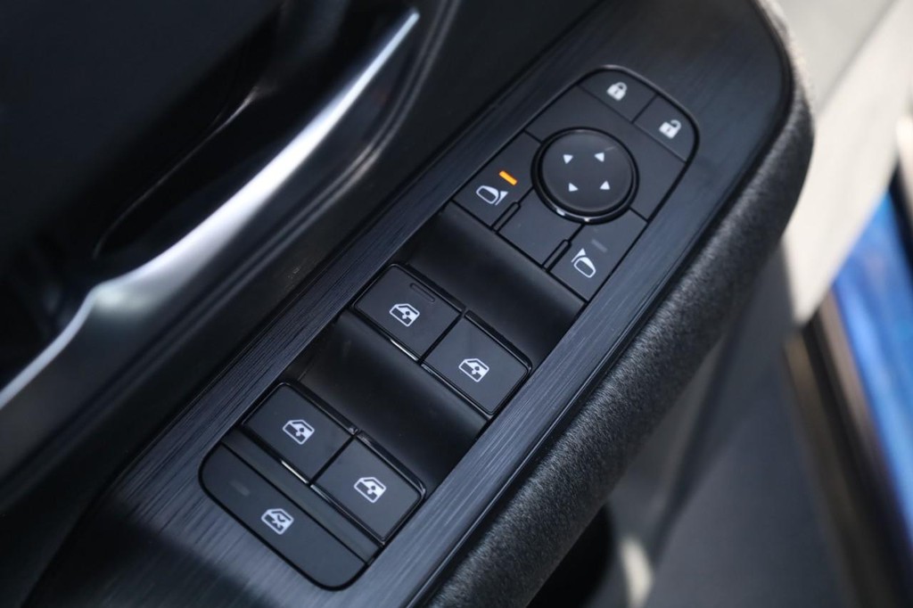 Nissan Kicks Vehicle Full-screen Gallery Image 8