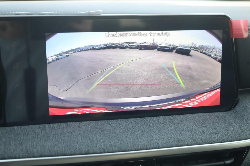 Nissan Kicks Vehicle Full-screen Gallery Image 11