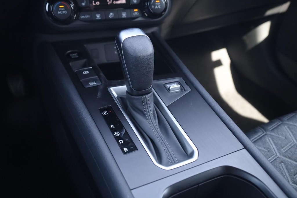 Nissan Kicks Vehicle Full-screen Gallery Image 15