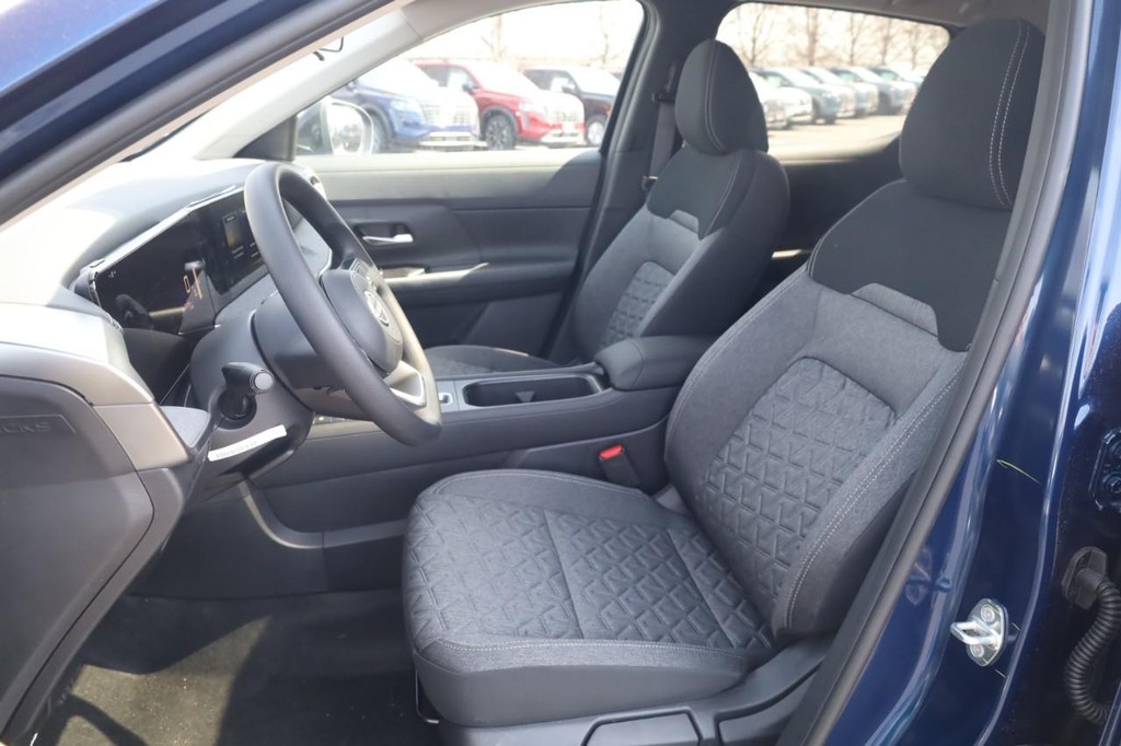 Nissan Kicks Vehicle Full-screen Gallery Image 16