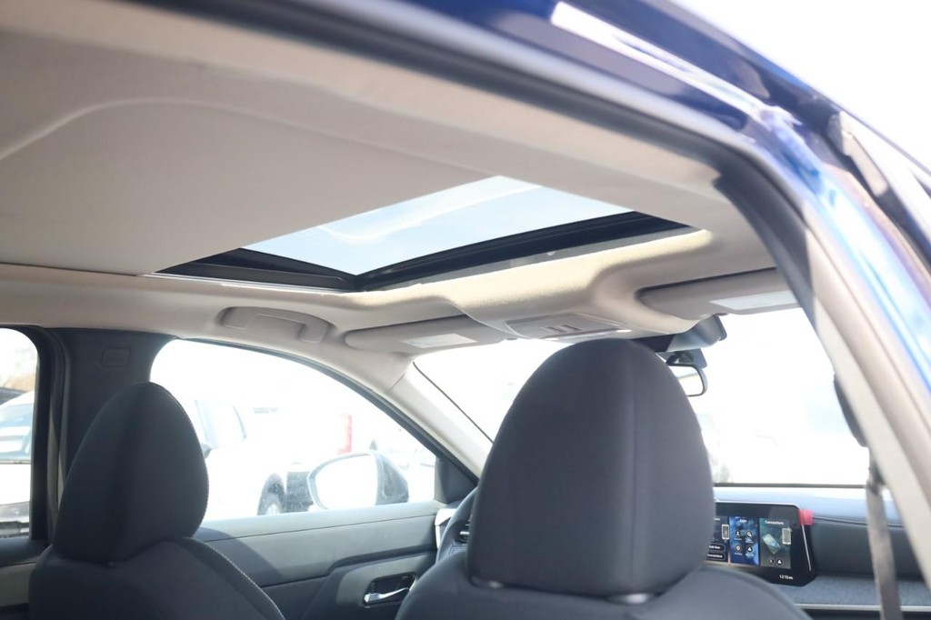 Nissan Kicks Vehicle Full-screen Gallery Image 19