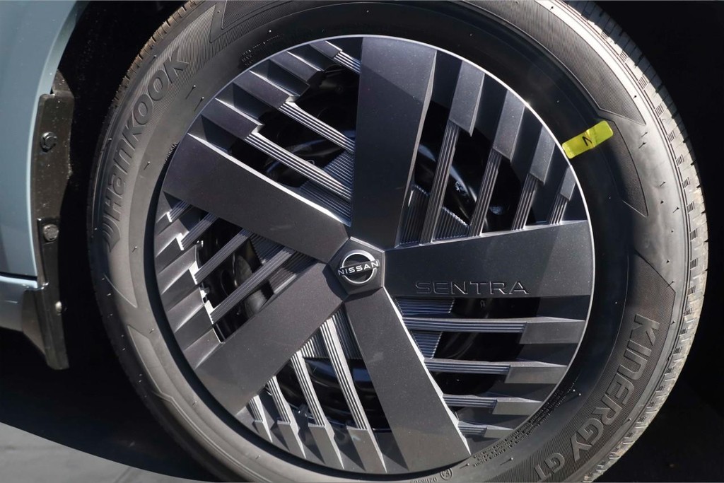 Nissan Sentra Vehicle Image 03