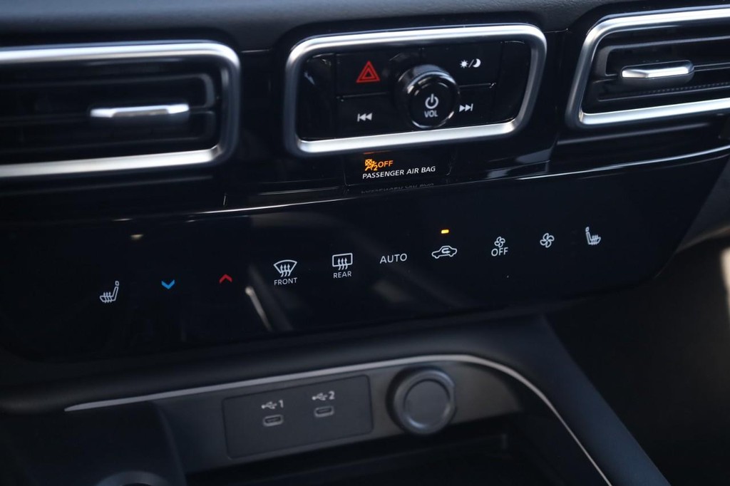 Nissan Sentra Vehicle Image 16