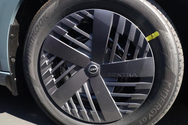 Nissan Sentra Vehicle Full-screen Gallery Image 2