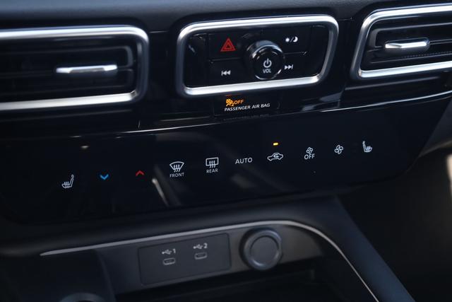 Nissan Sentra Vehicle Full-screen Gallery Image 15