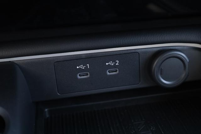 Nissan Sentra Vehicle Full-screen Gallery Image 16