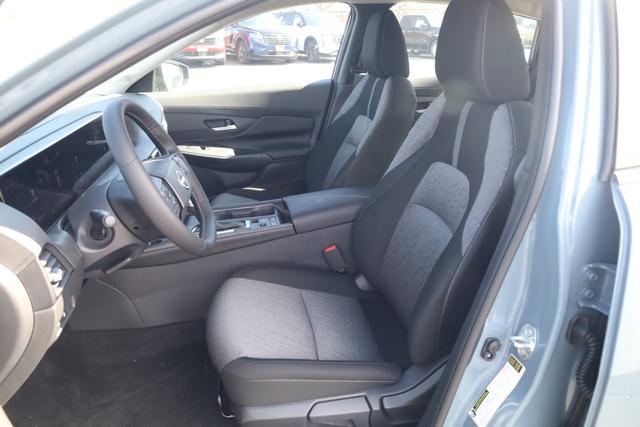 Nissan Sentra Vehicle Full-screen Gallery Image 18