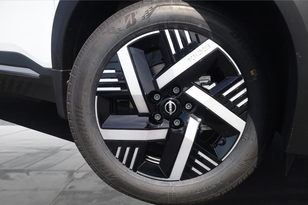 Nissan Kicks Vehicle Full-screen Gallery Image 3