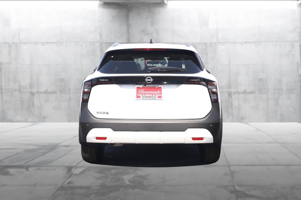 Nissan Kicks Vehicle Full-screen Gallery Image 6