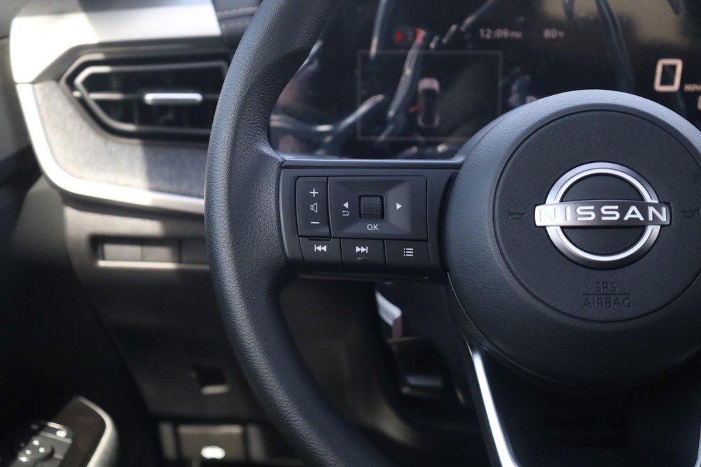 Nissan Kicks Vehicle Full-screen Gallery Image 10