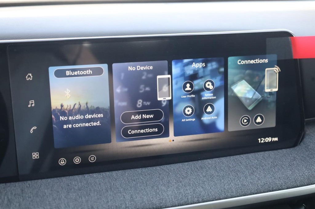 Nissan Kicks Vehicle Full-screen Gallery Image 13