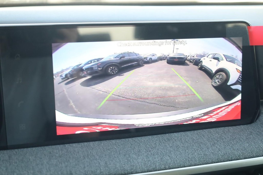 Nissan Kicks Vehicle Full-screen Gallery Image 14