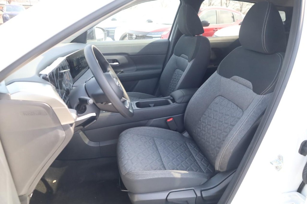 Nissan Kicks Vehicle Full-screen Gallery Image 19