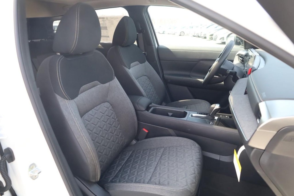 Nissan Kicks Vehicle Full-screen Gallery Image 20