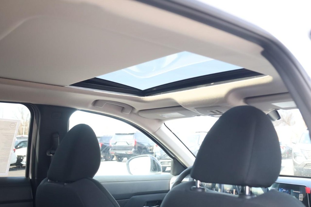 Nissan Kicks Vehicle Full-screen Gallery Image 22