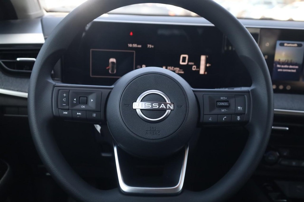 Nissan Kicks Vehicle Full-screen Gallery Image 8