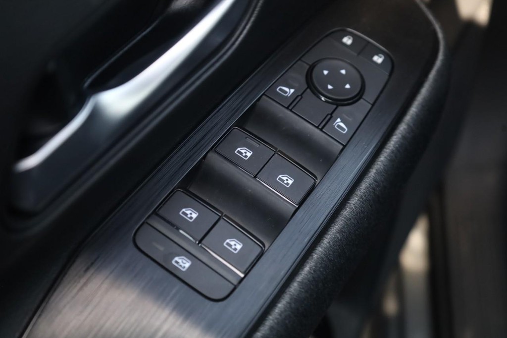 Nissan Kicks Vehicle Full-screen Gallery Image 11